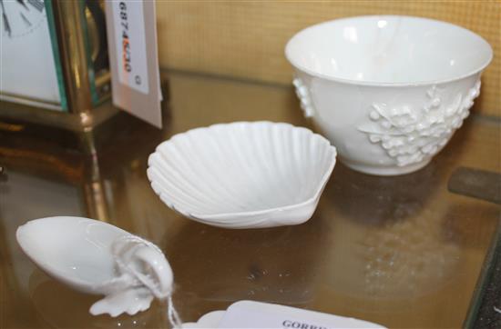 Bow prunus sprig tea bowl, and English porcelain pap boat and a similar shell moulded pickle dish, 18th century, 6.5cm - 7cm(-)